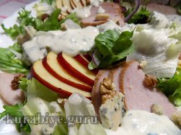 Салат из запечённого мяса с яблоком и голубым сыром
