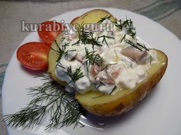 Печёный картофель с селёдочным соусом