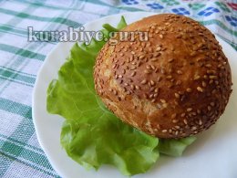 Яичница с колбасой в булочке