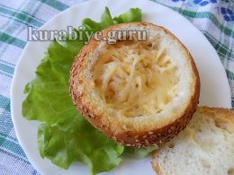 Яичница с колбасой в булочке