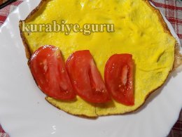 Курячий салат з овочами в омлеті