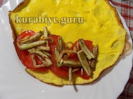 Курячий салат з овочами в омлеті