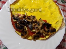 Курячий салат з овочами в омлеті