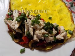 Курячий салат з овочами в омлеті