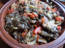 Говядина тушеная в вине с сырными булочками