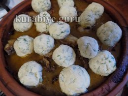 Говядина тушеная в вине с сырными булочками