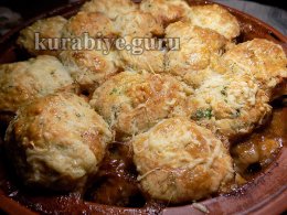 Говядина тушеная в вине с сырными булочками