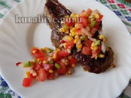 Стейк с салатом из кукурузы гриль