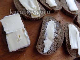 Грінки з прошутто та хурмою 