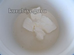 Омлет з помідорами та сиром брі