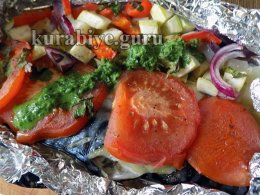 Подаём скумбрию с соусом из зелени