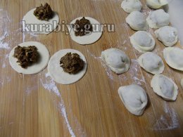 Борщ буряковий з грибними вушками