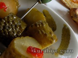 Огірки консервовані з кетчупом