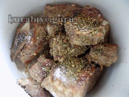 Яловичина тушкована з оливками та в’яленими томатами