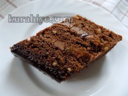 Шоколадний торт зі сливами 
