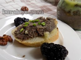 Паштет з курячої печінки з чорносливом і горіхами