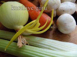 Вершковий суп із куркою та грибами