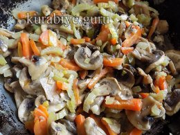 Вершковий суп із куркою та грибами