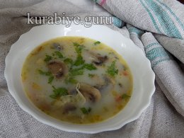 Вершковий суп із куркою та грибами