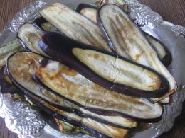 Рулетики з баклажанів з м'ясом і рисом