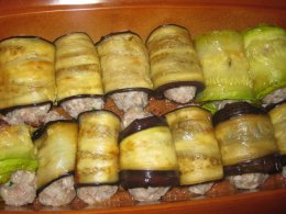 Рулетики з баклажанів з м'ясом і рисом