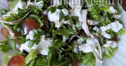 Куриный салат с виноградом и голубым сыром