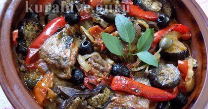 Мясо тушеное с баклажанами в горшочке