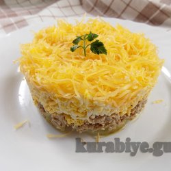 Чоловічий салат з яловичиною та маринованою цибулею