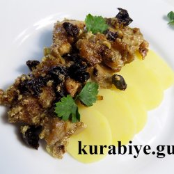 Курка тушкована з чорносливом і горіхами у вершках 