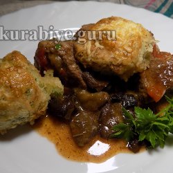 Говядина тушеная в вине с сырными булочками