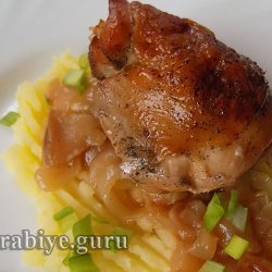 Курка тушкована з яблуками та цибулею