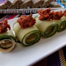 Закуска из огурцов с соусом из вяленых томатов