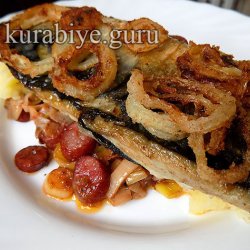 Скумбрия жареная с луком пореем и колбасками